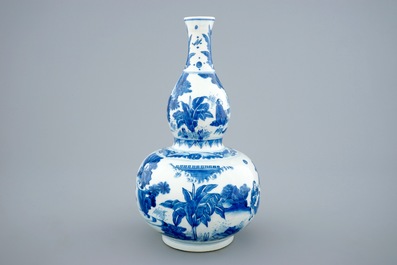 Een Chinese blauw-witte dubbele gourde vaas, Transitie periode, 1620-1683
