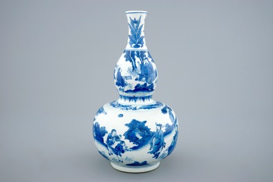 Een Chinese blauw-witte dubbele gourde vaas, Transitie periode, 1620-1683