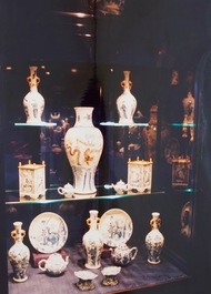 Un vase aux dragons en porcelaine de Chine bleu, blanc et rouge, Kangxi
