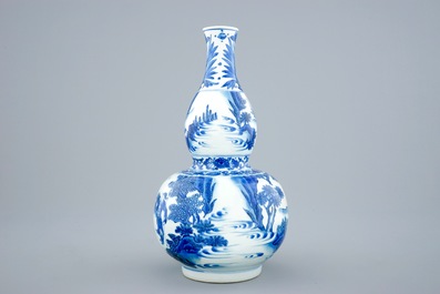 Un vase de forme double gourde en porcelaine de Chine bleu et blanc, &eacute;poque Transition, 1620-1683