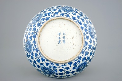 Un plat aux fleurs de lotus en porcelaine de Chine bleu et blanc, Dynastie Ming, marque et p&eacute;riode de Wanli (1573-1619)