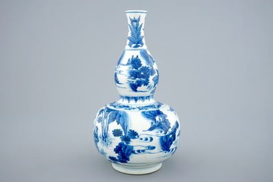Een Chinese blauw-witte dubbele gourde vaas, Transitie periode, 1620-1683