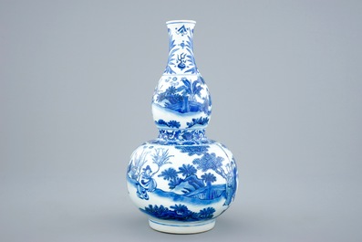 Un vase de forme double gourde en porcelaine de Chine bleu et blanc, &eacute;poque Transition, 1620-1683