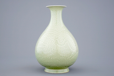 A Chinese celadon underglaze decorated yuhuchunping dragon vase, 19/20th C.