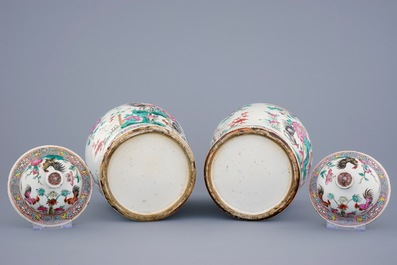 Een paar Chinese famille rose dekselvazen met decor van hanen, 19e eeuw