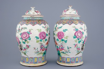 Een paar Chinese famille rose dekselvazen met decor van hanen, 19e eeuw