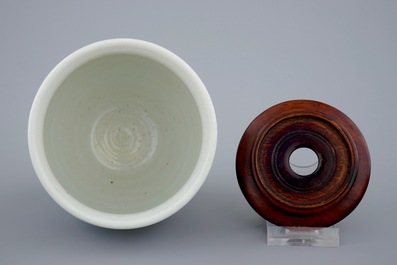 Een Chinese wucai penseelpot op houten sokkel, Transitie periode, 1620-1683