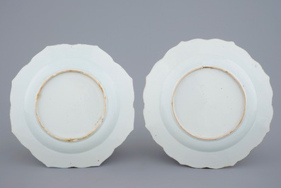 Een paar Chinese bloemvormige borden met hanen, Yongzheng, 1723-1735
