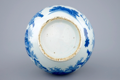 Un vase de forme bouteille en porcelaine de Chine bleu et blanc, &eacute;poque Transition, 1620-1683