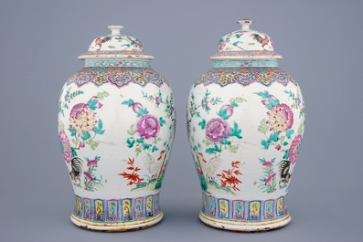 Een paar Chinese famille rose dekselvazen met decor van hanen, 19e eeuw