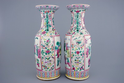 Een groot paar Chinese famille rose vazen met hofsc&egrave;nes, 19e eeuw