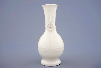 Een monochrome blanc de Chine vaas met onderglazuur decor, Kangxi