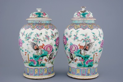 Een paar Chinese famille rose dekselvazen met decor van hanen, 19e eeuw