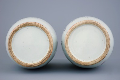 Une paire de vases en porcelaine de Chine famille rose, 19/20&egrave;me