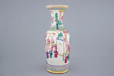 Een grote Chinese famille rose vaas met decor van ruiters, 19e eeuw
