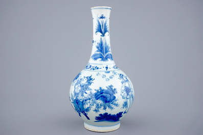 Un vase de forme bouteille en porcelaine de Chine bleu et blanc, &eacute;poque Transition, 1620-1683