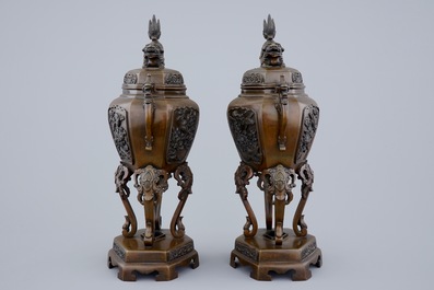 Een paar Japanse bronzen wierookbranders met reli&euml;fdecor, 19e eeuw