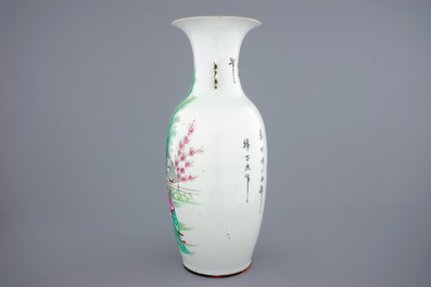 Un vase en porcelaine de Chine famille rose, 19/20&egrave;me