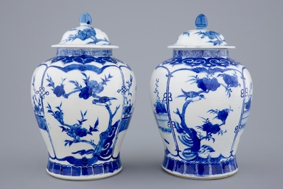 Een paar Chinese dekselvazen met lange Lijzen, 19e eeuw