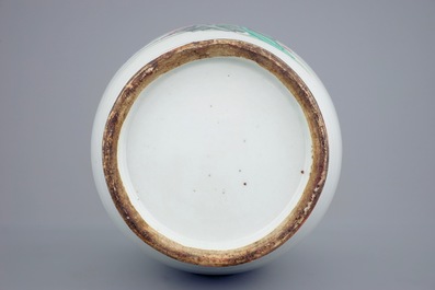 Un vase en porcelaine de Chine famille rose, 19/20&egrave;me