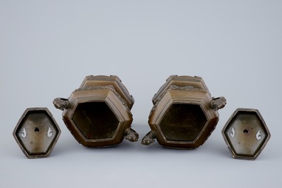 Een paar Japanse bronzen wierookbranders met reli&euml;fdecor, 19e eeuw