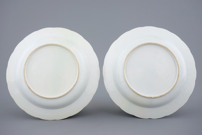 A pair of large Chinese famille rose plates with floral designs, Qianlong, 18th C.
