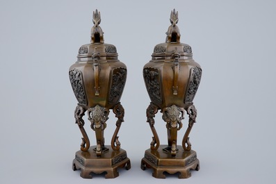 Een paar Japanse bronzen wierookbranders met reli&euml;fdecor, 19e eeuw