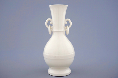Een monochrome blanc de Chine vaas met onderglazuur decor, Kangxi