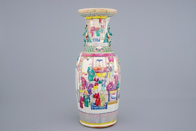 Een grote Chinese famille rose vaas met decor van ruiters, 19e eeuw