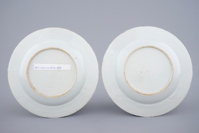 Een paar Chinese grisaille borden met moeder en kind, Qianlong, 18e eeuw