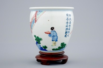 Een Chinese wucai penseelpot op houten sokkel, Transitie periode, 1620-1683