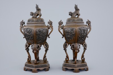Een paar Japanse bronzen wierookbranders met reli&euml;fdecor, 19e eeuw
