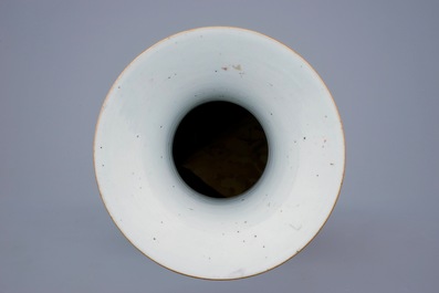 Un vase en porcelaine de Chine &agrave; d&eacute;cor de chiens de fo en rouge de fer, 19/20&egrave;me