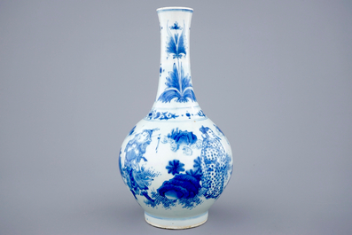 Un vase de forme bouteille en porcelaine de Chine bleu et blanc, &eacute;poque Transition, 1620-1683