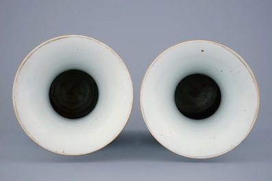 Une paire de vases en porcelaine de Chine famille rose, 19/20&egrave;me