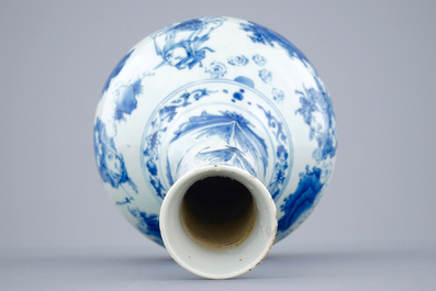 Un vase de forme bouteille en porcelaine de Chine bleu et blanc, &eacute;poque Transition, 1620-1683