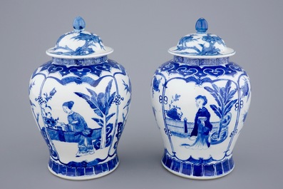 Een paar Chinese dekselvazen met lange Lijzen, 19e eeuw