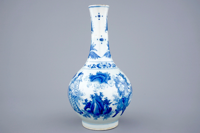 Un vase de forme bouteille en porcelaine de Chine bleu et blanc, &eacute;poque Transition, 1620-1683