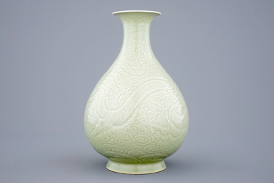 A Chinese celadon underglaze decorated yuhuchunping dragon vase, 19/20th C.