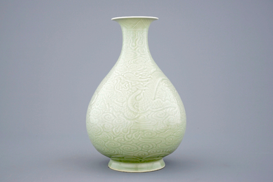 A Chinese celadon underglaze decorated yuhuchunping dragon vase, 19/20th C.