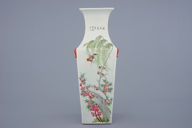 Een Chinese vierkante famille rose en qianjiang cai vaas met vogels tussen bloemen en een landschap, 19/20e eeuw