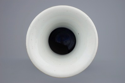 Un vase en porcelaine de Chine famille rose, 19/20&egrave;me