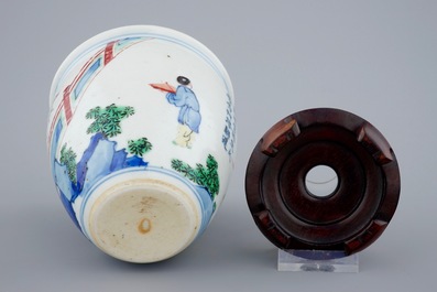 Een Chinese wucai penseelpot op houten sokkel, Transitie periode, 1620-1683