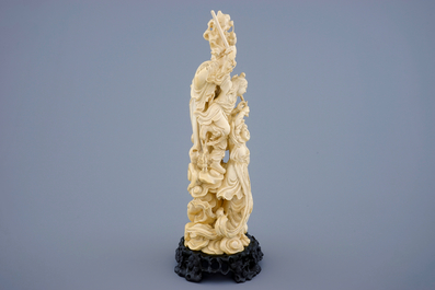 Un groupe d'immortels en ivoire sculpt&eacute; sur socle en bois sculpt&eacute;, d&eacute;but du 19&egrave;me
