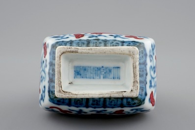 A small Chinese hu vase with phoenixes, Qianlong mark, 19/20th C.