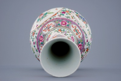 Un vase de forme bouteille en porcelaine de Chine famille rose, 19/20&egrave;m