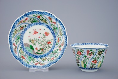 Een lot van 6 Chinese famille verte koppen en 7 schotels met decor van hanen, Kangxi
