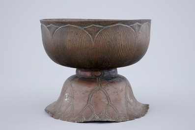 Een Chinese bronzen coupe in de vorm van een lotusbloem, vroege Qing Dynastie