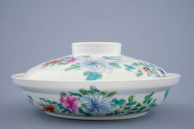 Un bol et son couvercle en porcelaine de Chine famille rose, marque de Jurentang, R&eacute;publique (1912-1949)