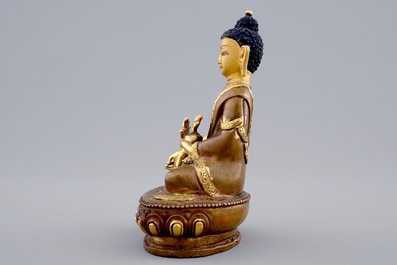 Een Sino-Tibetaanse bronzen figuur van Boeddha, 19/20e eeuw